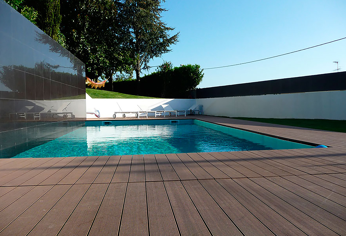 Απεικονίζεται το deck τοποθετημένο σε ένα χώρο.